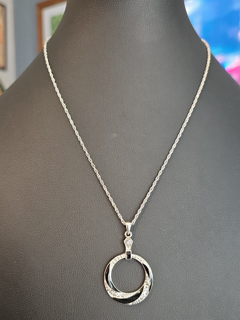 Vintage SHA Signed Silver Tone Interlocking Double Circle Pendant Necklace